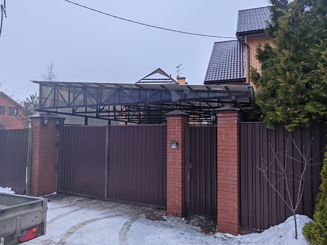 Поставка сотового поликарбоната для навеса